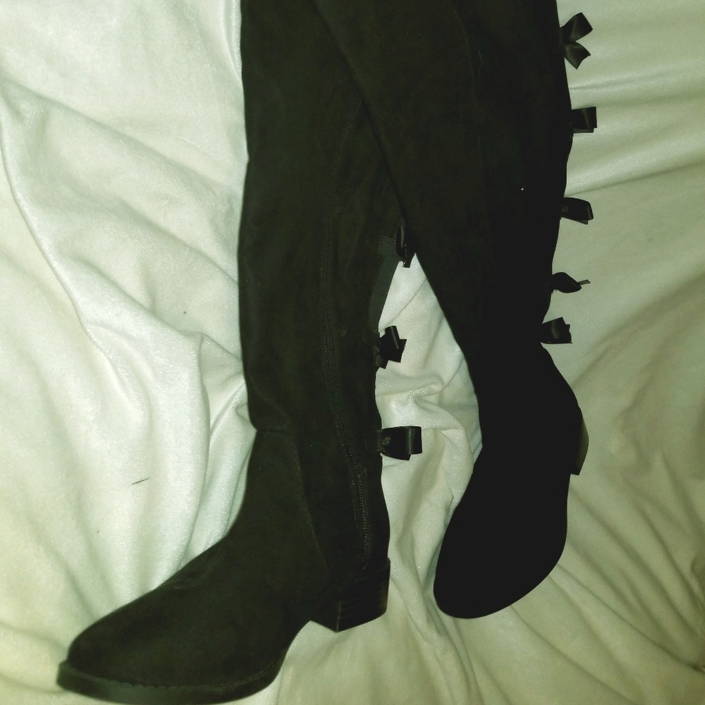 SOLD**Torrid Knee High Bow Boots